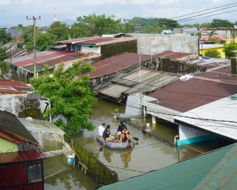 Warga di Blok 8, Perumnas Antang, Kecamatan Manggala, memakai perahu karet menyusuri genangan banjir/Muh. Syawal - Bollo.id