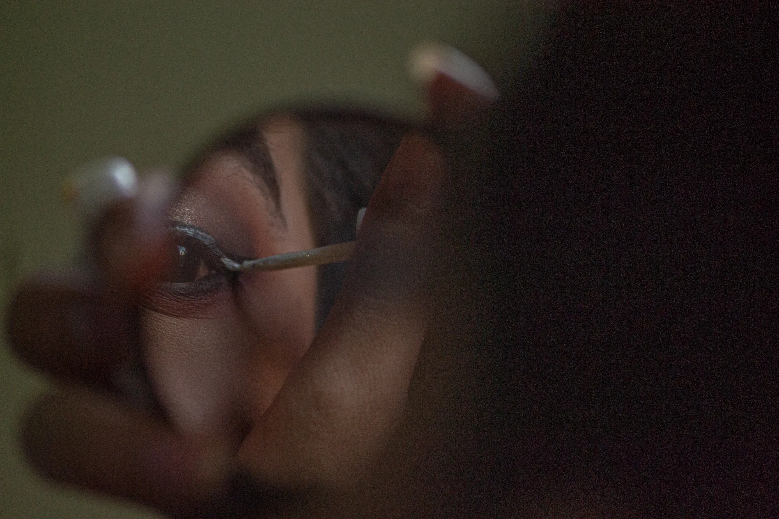 Chiesta membentuk alis saat berias diri sebelum acara perayaan hari HAM di Makassar, Sulawesi Selatan, (11 /12)/Iqbal Lubis.