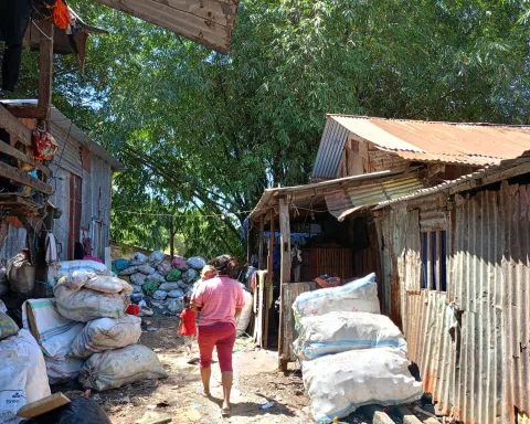 Seorang perempuan pemulung menyusuri lorong pemukiman pemulung di TPA Antang/Chaerani Arief