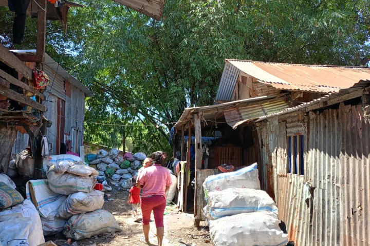 Seorang perempuan pemulung menyusuri lorong pemukiman pemulung di TPA Antang/Chaerani Arief