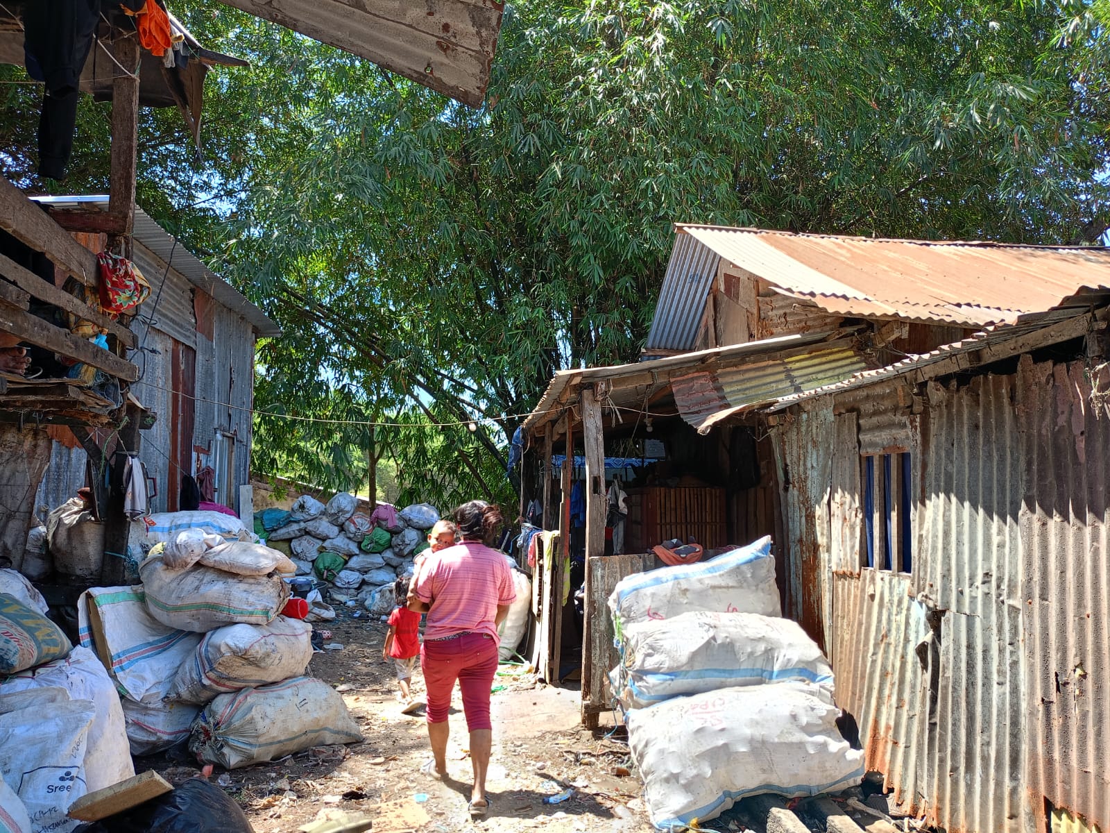 Seorang perempuan pemulung menyusuri lorong pemukiman pemulung di TPA Antang/Chaerani Arief