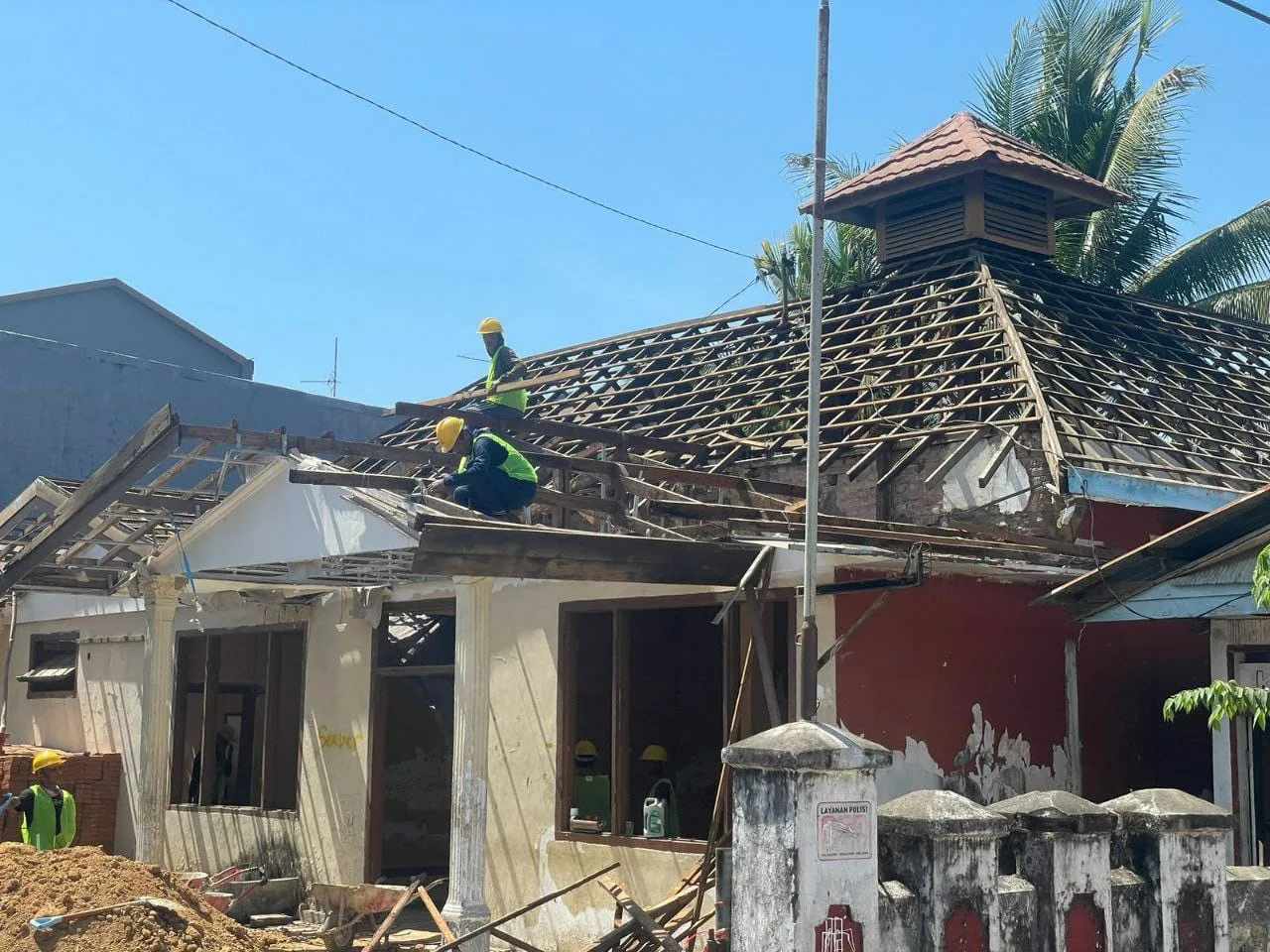Pada 26 September 2023, gedung di jalan Sultan Hasanuddin, Kabupaten Maros itu, akhirnya hanya menyisakan rangka. Atap dan beberapa dindingnya sudah dirobohkan. Sebuah bangunan yang seharusnya menjadi penanda perjalanan kabupaten ini. Sebuah tempat yang menjadi tangga perjalanan pemerintahan awal wilayah ini/Dok. Aliansi Peduli Budaya Maros.