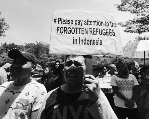 Pengungsi melakukan demonstrasi