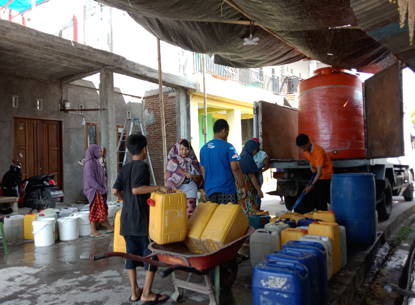 Bantuan pasokan air bersih masuk ke Lantebung/Ade Saskia