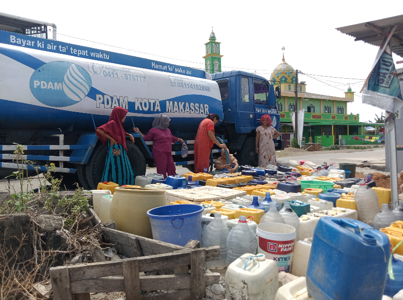 Warga Lantebung sedang antri air/Ade Saskia