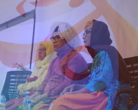 Pimpinan bissu soppeng (baju kuning), pimpinan bissu bone (baju merah) dan pimpinan bissu wajo (baju biru)/Dok. Project Budaya Bone II/Bollo.id