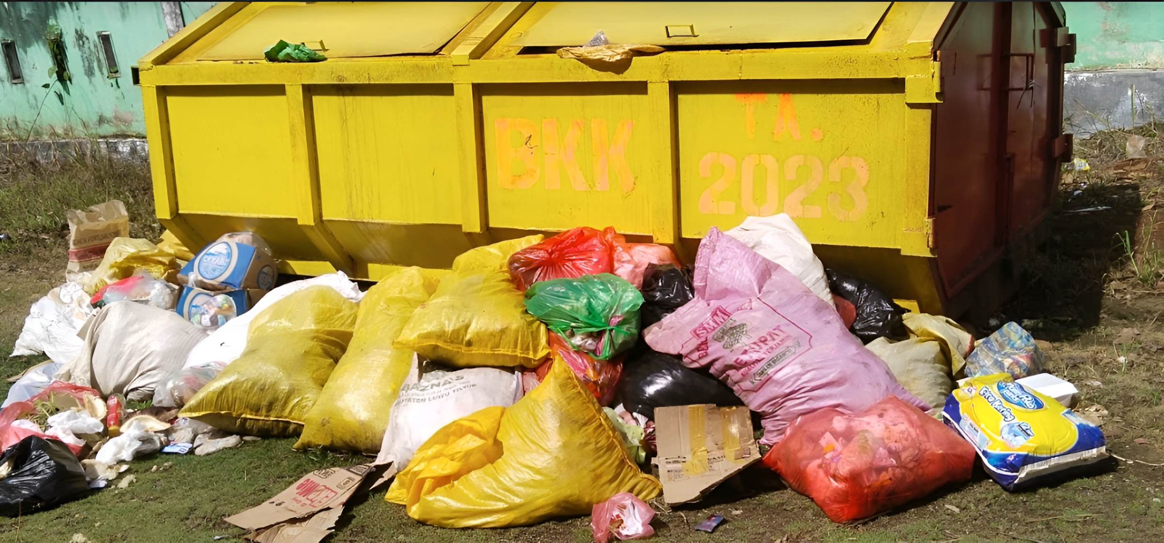 Potret sampah menumpuk di pinggir jalan sekitar Desa Laskap, Malili, Luwu Timur/Dirga Pangeran/Bollo.id