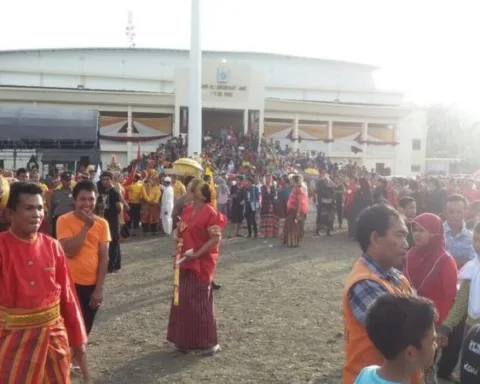 Para peserta Porseni Waria-Bissu Sulawesi Selatan di Soppeng bersiap membuka acara sebelum dibubarkan kepolisian/LBH Makassar.