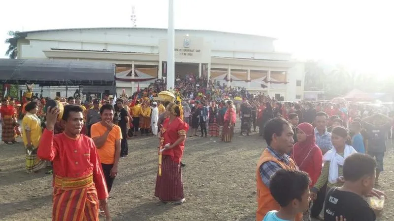 Para peserta Porseni Waria-Bissu Sulawesi Selatan di Soppeng bersiap membuka acara sebelum dibubarkan kepolisian/LBH Makassar.