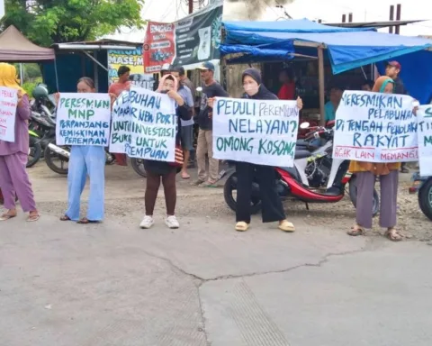 Aksi protes perempuan nelayan di sela peresmian MNP oleh Presiden Jokowi/SP Anging Mammiri/Bollo.id