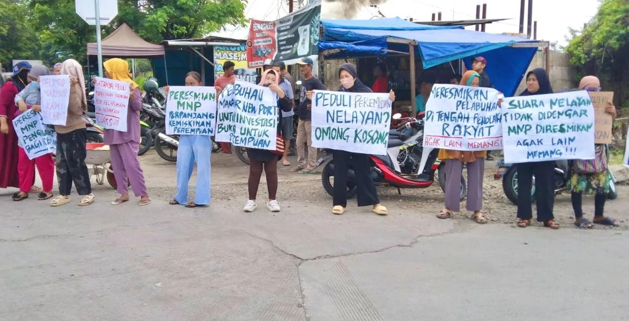 Aksi protes perempuan nelayan di sela peresmian MNP oleh Presiden Jokowi/SP Anging Mammiri/Bollo.id