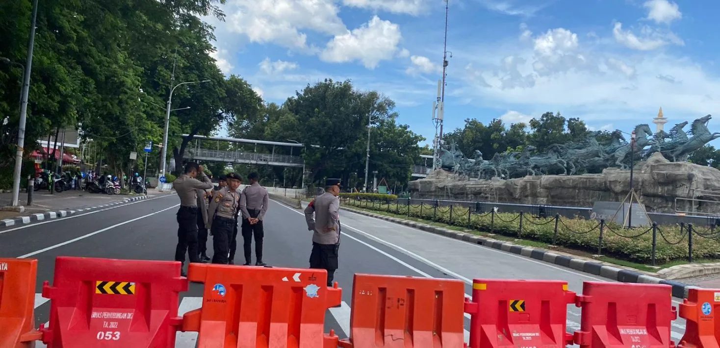Polisi memblokade peserta mimbar bebas Forum Anomali menuju gedung MK, Jakarta (02/02)/Dok. Amnesty International Indonesia