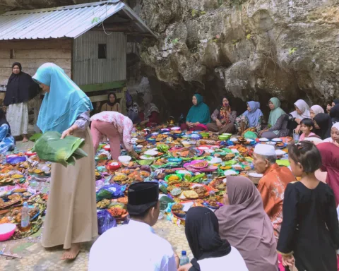 Dalam ritual ini masyarakat Kampung Salomatti bergotong-royong membawa makanan khas tradisional  yang dilapisi sebuah alas kappara/Yohannes/Bollo.id