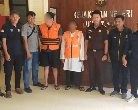 Proses penyerahan dua tersangka perambah hutan CA Faruhumpenai, Desa Parumpenai, Kecamatan Wasuponda, Lutim ke pihak Kejari/Gakkum KLHK/Bollo.id