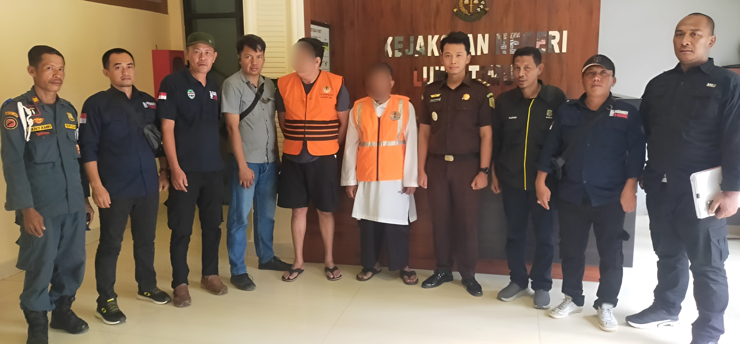 Proses penyerahan dua tersangka perambah hutan CA Faruhumpenai, Desa Parumpenai, Kecamatan Wasuponda, Lutim ke pihak Kejari/Gakkum KLHK/Bollo.id