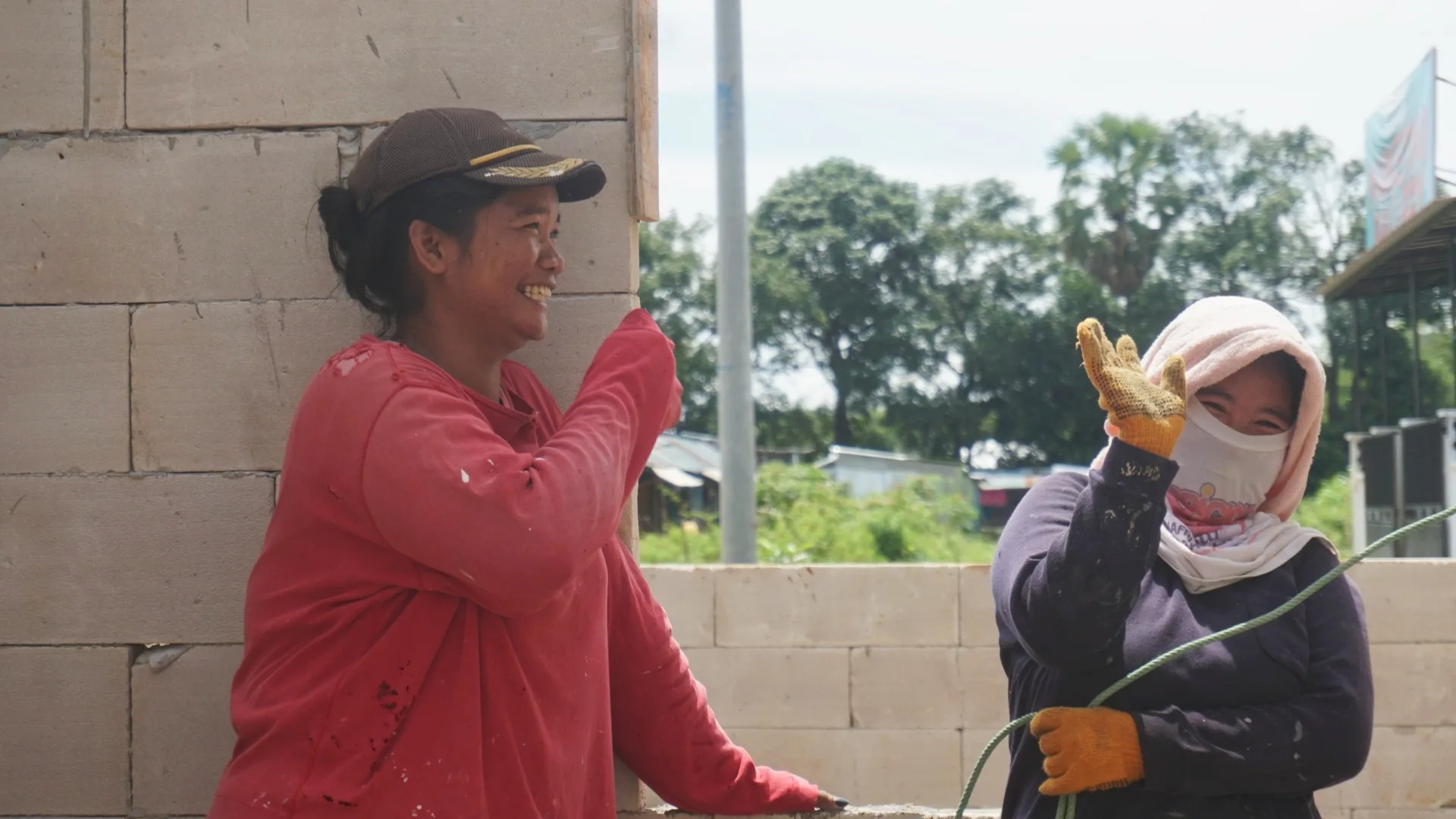 Di Makassar, perempuan perantau Kajang umumnya bekerja jadi kuli bangunan/A. Nur Ismi/Bollo.id