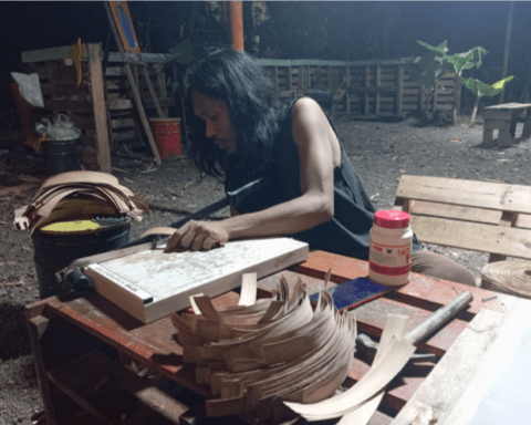 Anyaman dari daun aren yang dikerjakan Suladin/Aan Zaputra/Bollo.id