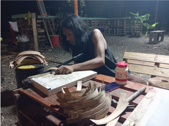 Anyaman dari daun aren yang dikerjakan Suladin/Aan Zaputra/Bollo.id