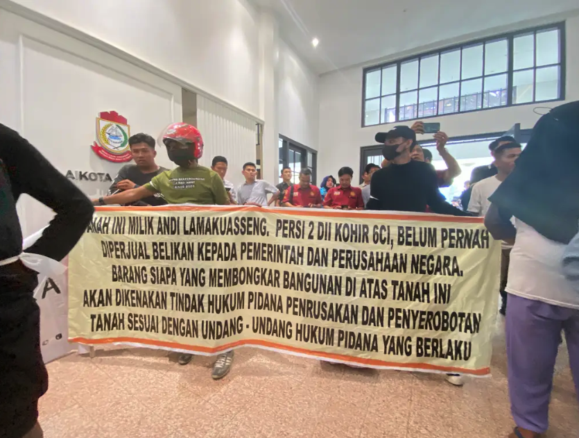 Warga Ujung Tanah yang terancam digusur saat menggelar aksi protes di Kantor DPRD Makassar/LBH Makassar