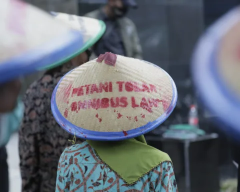 Seorang petani saat mengkuti aksi demontrasi menolak RUU Cipta Kerja di Jakarta tahun 2020/Ilustrasi: kpa.or.id