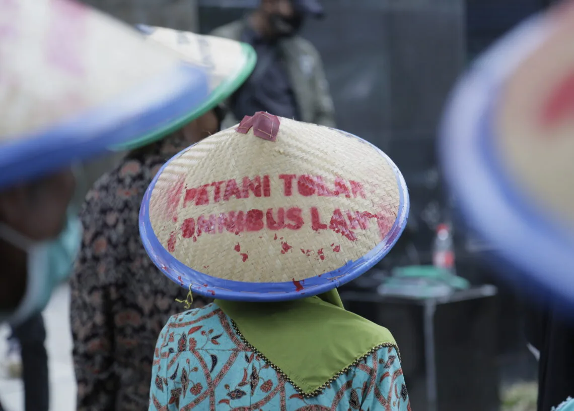 Seorang petani saat mengkuti aksi demontrasi menolak RUU Cipta Kerja di Jakarta tahun 2020/Ilustrasi: kpa.or.id