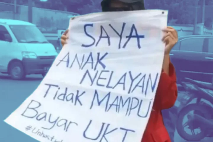 Seorang mahasiswi Unhas membentangkan poster dalam aksi penolakan UKT/Sumber: Istimewa