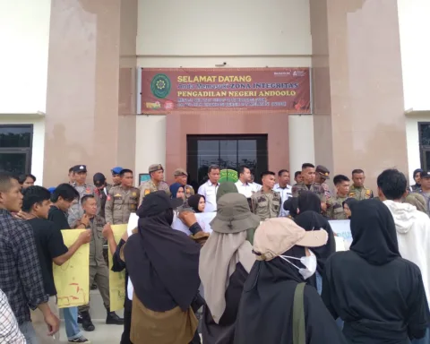 Warga mengawal sidang pembacaan dakwaan dua pejuang lingkungan dari Desa Torobulu, di PN Andoolo/lbhmakassar.org