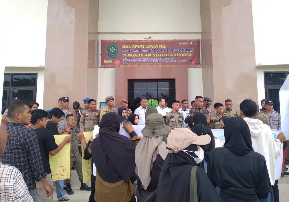 Warga mengawal sidang pembacaan dakwaan dua pejuang lingkungan dari Desa Torobulu, di PN Andoolo/lbhmakassar.org