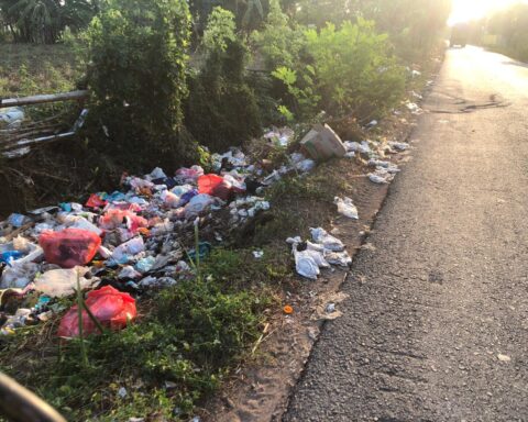 Potret sampah di pinggir jalan di Kecamatan Moncongloe, Maros/Sahrul Ramadan/Bollo.id