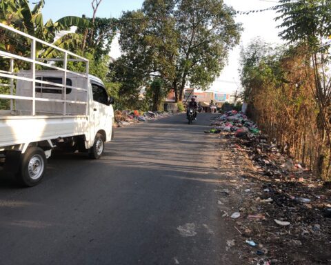Potret sampah di pinggir jalan di Kecamatan Moncongloe, Maros/Sahrul Ramadan/Bollo.id