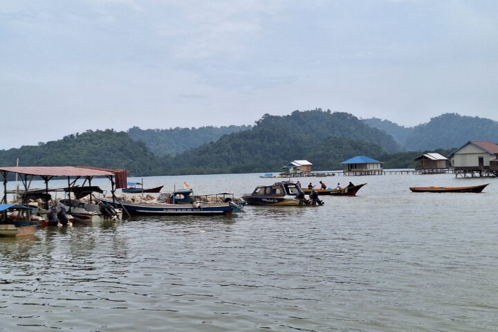 Potret lingkungan di Desa Bete-bete dan kondisi air laut yang keruh/Muh Aidil/Bollo.id