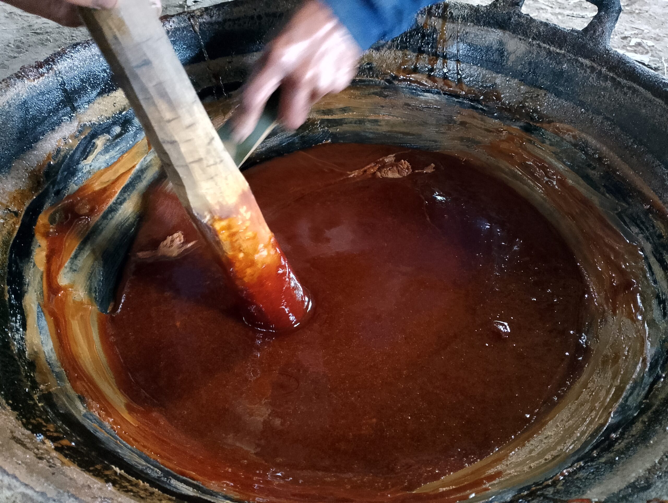 Proses memasak gula aren di Desa Manuju, Kabupaten Gowa/Nur Alamsyah, Muhammad Edi, Hasrullah/Bollo.id