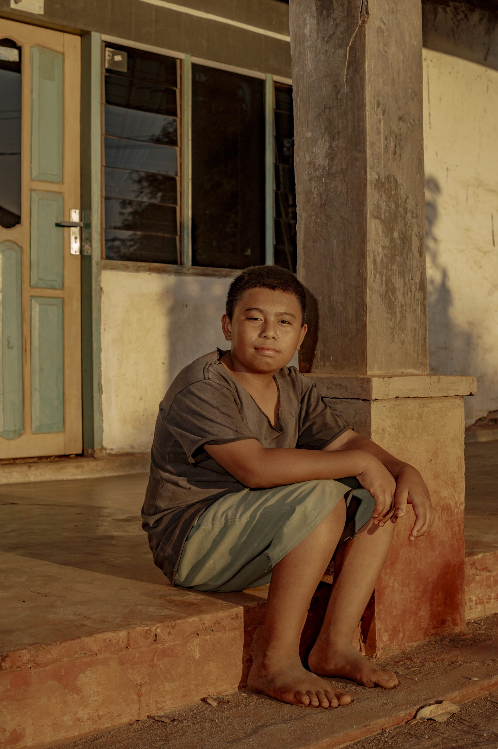Idul merupakan salah satu anak-anak yang senang bermain semenjak adanya industri smelter kawan-kawannya mulai banyak yang takut keluar rumah karena polusi debu dan kondisi kesehatan/Iqbal Lubis untuk Bollo.id