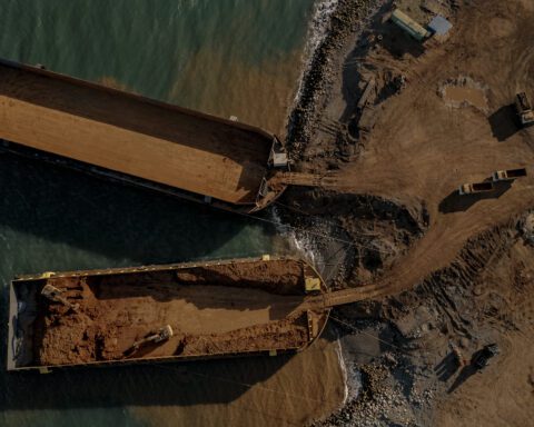 Aktivitas bongkar muat bijih nikel di pelabuhan bongkar muat milik PT. Huadi Nickel Alloy Indonesia (Huadi group), Huadi mendapatkan sebagian pasokan nikel mentah dari wilayah-wilayah lain mulai Malili di Sulawesi Selatan, Kolaka, Bombana, dan Kolaka Utara di Sulawesi Tenggara sampai Konawe Utara/Iqbal Lubis untuk Bollo.id