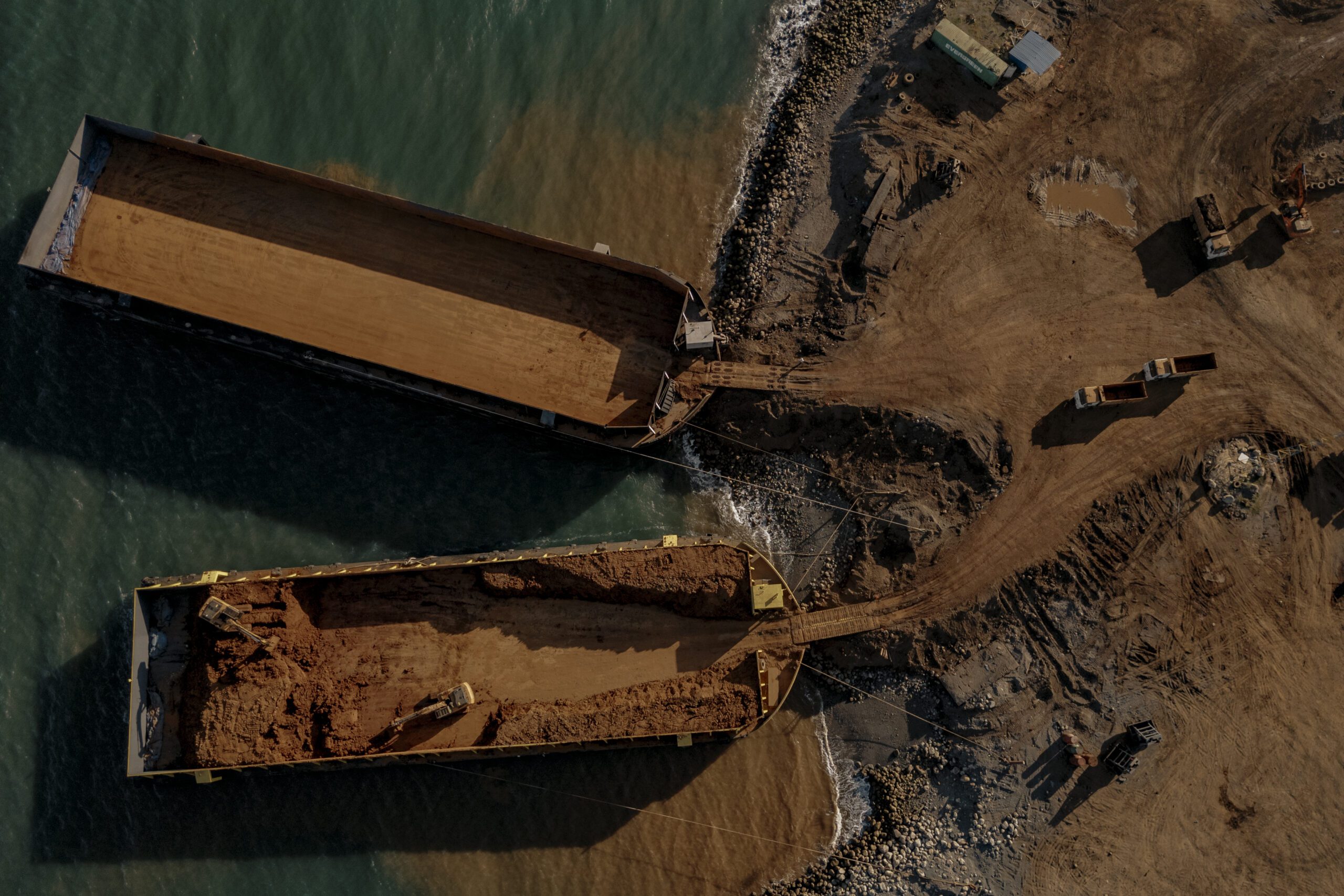 Aktivitas bongkar muat bijih nikel di pelabuhan bongkar muat milik PT. Huadi Nickel Alloy Indonesia (Huadi group), Huadi mendapatkan sebagian pasokan nikel mentah dari wilayah-wilayah lain mulai Malili di Sulawesi Selatan, Kolaka, Bombana, dan Kolaka Utara di Sulawesi Tenggara sampai Konawe Utara/Iqbal Lubis untuk Bollo.id