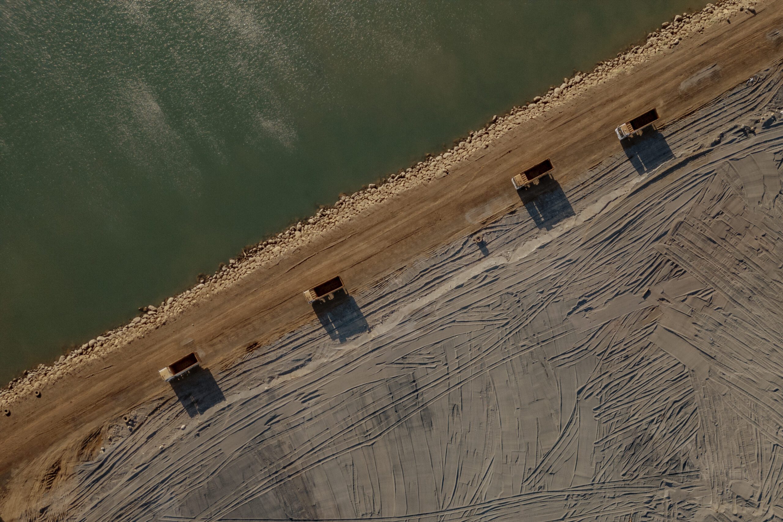 Aktivitas bongkar truk pengangkutan nicekl ore yang melintasi dermaga dengan material timbunan dari slag limbah nikel. Petani rumput laut dan nelayan yang mata pencahariannya di tepi pantai di dekat pelabuhan jetty Huadi mengatakan semenjak adanya jetty perusahaan, hasil panen rumput laut milik mereka mengalami penurunan dari sebelum adanya pelabuhan jetty/Iqbal Lubis untuk Bollo.id