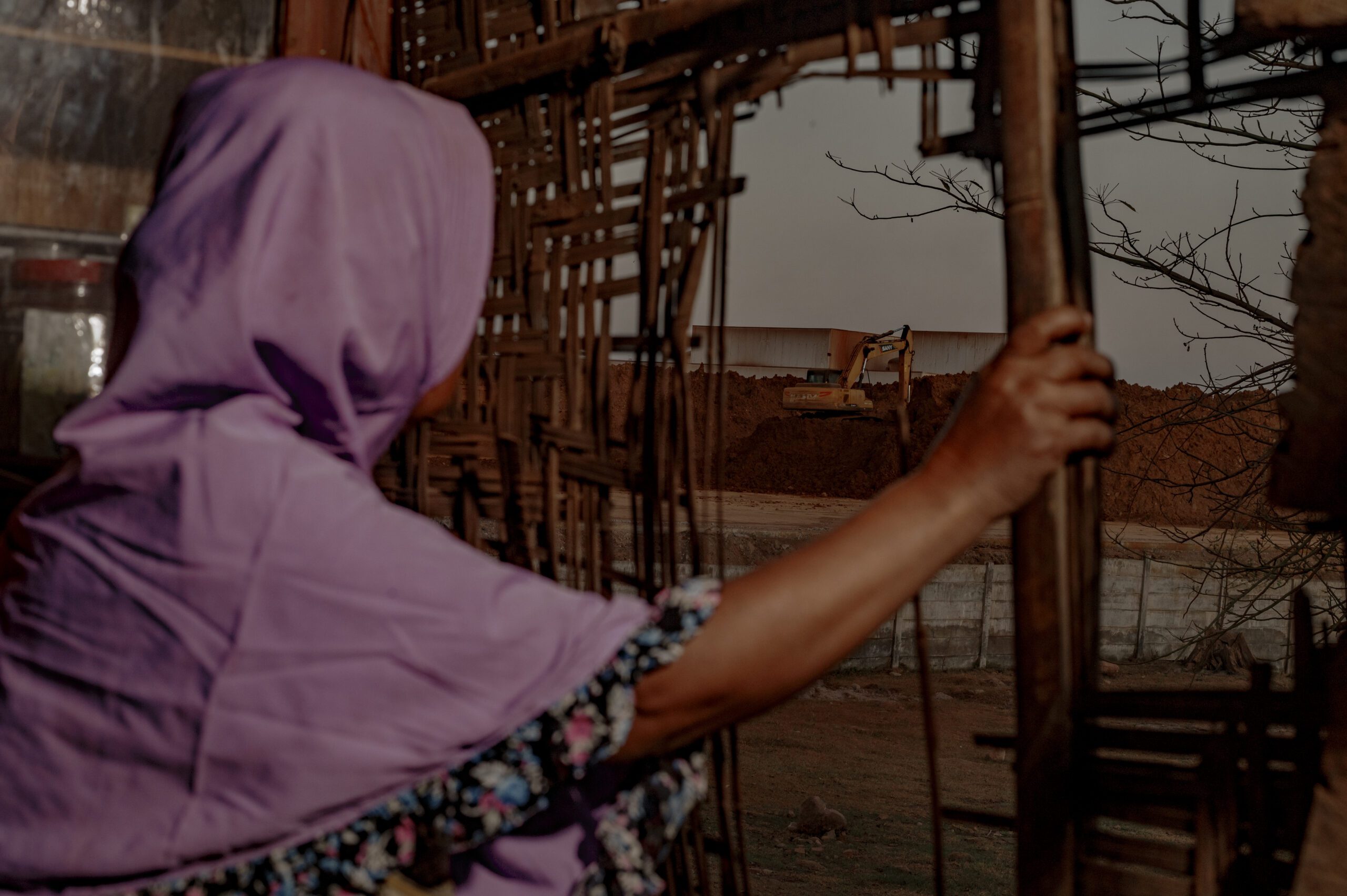 Yeni memandangi aktivitas pengelolaan bijih nikel dari bilik rumahnya yang hanya beberapa langkah. Huadi Group memiliki enam perusahaan smelter nikel di KIBA, di mana empat di antaranya telah beroperasi, yakni PT Huadi Nickel Alloy Indonesia, PT Huadi Wuzhou Nickel Industry, PT Huadi Yatai Nickel Industry, PT Huadi Yatai Nickel Industry II. Sedang dua sisanya, yaitu PT Hengseng New Material dan PT Unity/Iqbal Lubis untuk Bollo.id