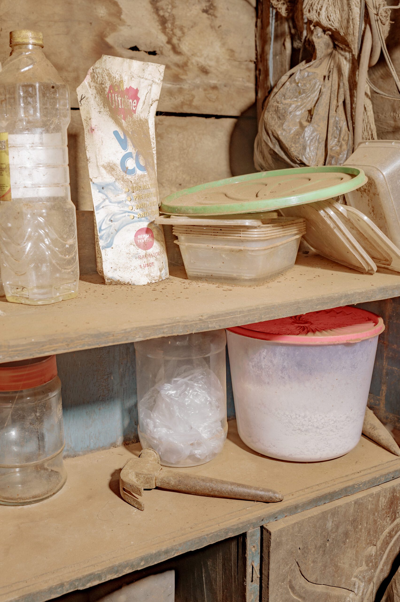 Kondisi dapur milik Daeng Sanda dan Yeni yang diselimuti debu berwarna kemerahan, hampir setiap kondisi berdebu ini dirasakan masyarakat Papan Loe dan sekitaran areal Industri smelter milik PT Huadi Group/Iqbal Lubis untuk Bollo.id