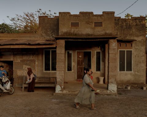 Salah satu rumah warga yang diselimuti debu berwarna kemerahan di sekitar areal industri smelter Huadi Group, Kawasan Industri Bantaeng. Setiap hari warga harus membersihkan debu tebal di teras rumahnya. Bukan hanya pada lantai rumah, bahkan atap rumah warga sampai berwarna merah karena tebalnya debu tersebut/Iqbal Lubis untuk Bollo.id