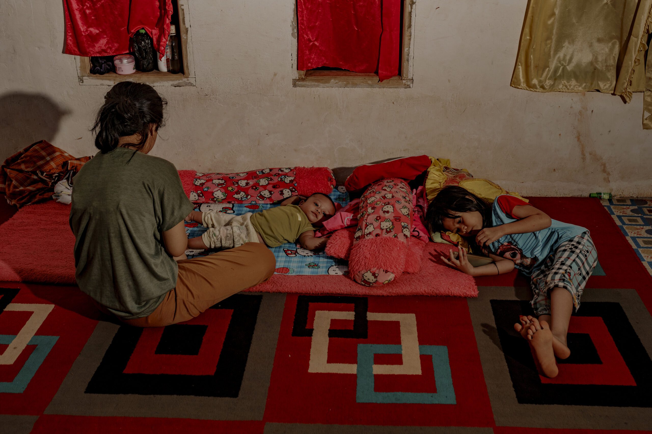 Jumriani (12) dan dua orang adiknya bermain di ruang tamu yang dianggap steril dari polusi debu. Sejak adanya industri nikel setiap harinya Jumriani dan saudaranya tak berani keluar bermain karena mereka takut mengalami sakit dan batuk/Iqbal Lubis untuk Bollo.id