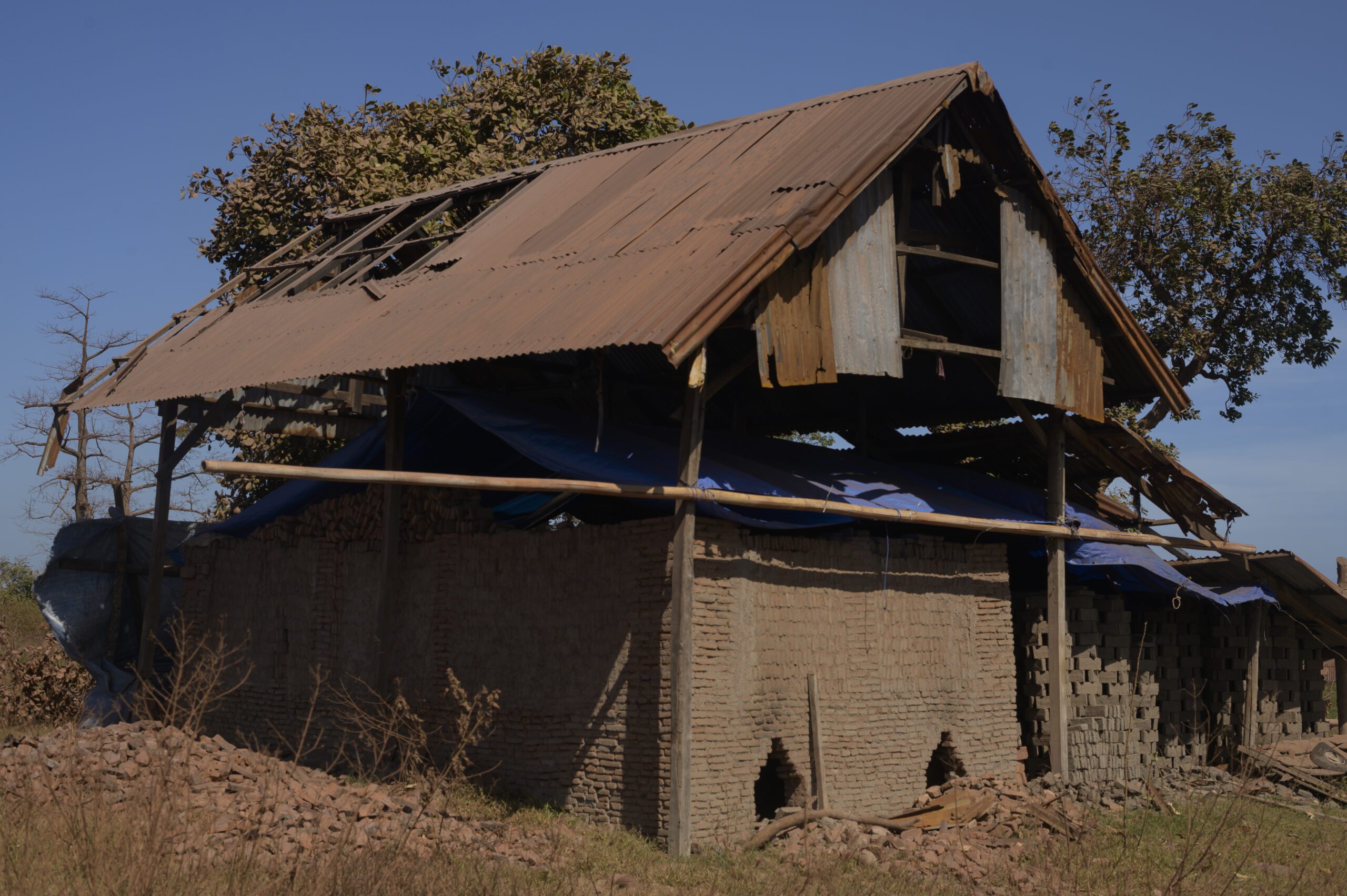 Salah satu industri rumahan batu bata yang mengalami gagal produksi akibat pekerjanya berkurang karena adanya polusi debu yang sering saat bekerja/Iqbal Lubis untuk Bollo.id