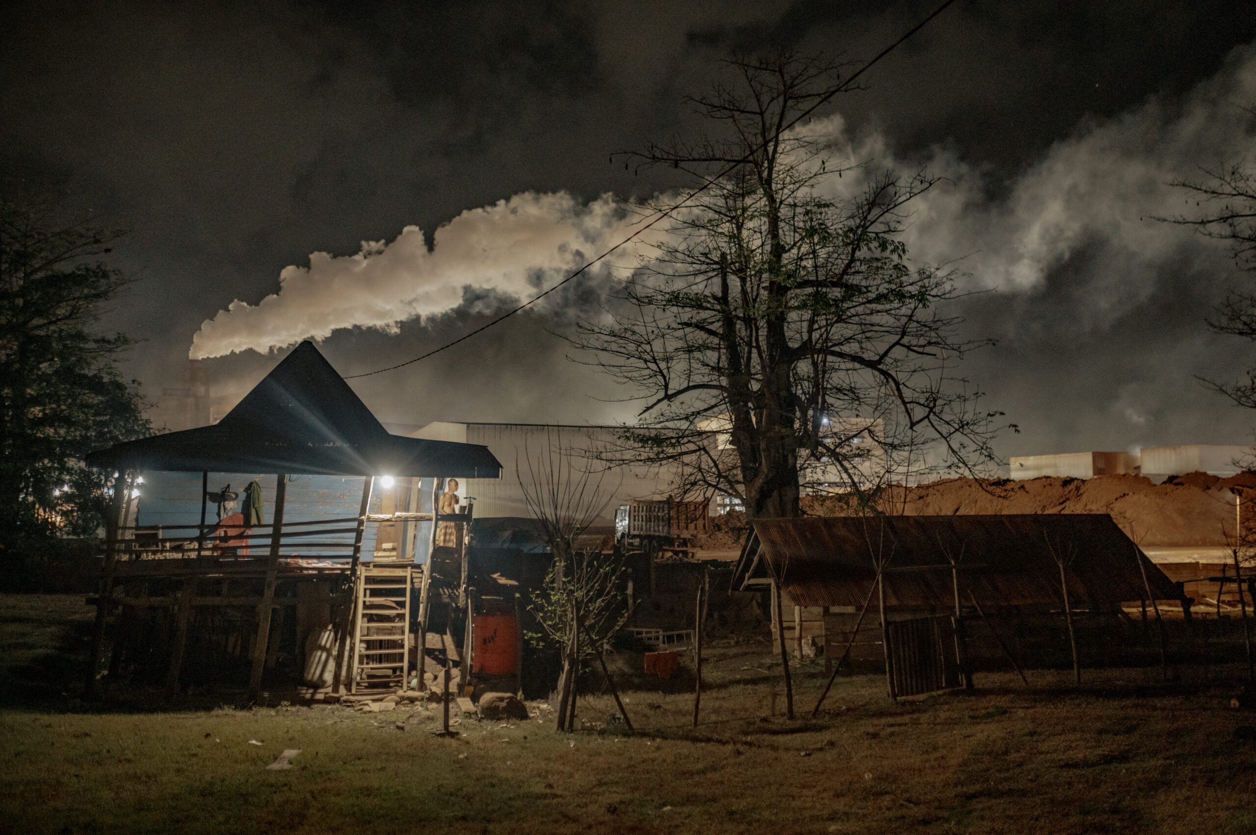 Rumah Sanda, berdiri di lahan pinjaman milik keluarganya tepat di belakang industri smelter. Lahannya yang tak begitu luas, telah dijual ke PT Hengseng, senilai Rp70 juta. Uang itu kemudian digunakannya membeli lahan di kampung yang jauh dari aktivitas perusahaan/Iqbal Lubis untuk Bollo.id