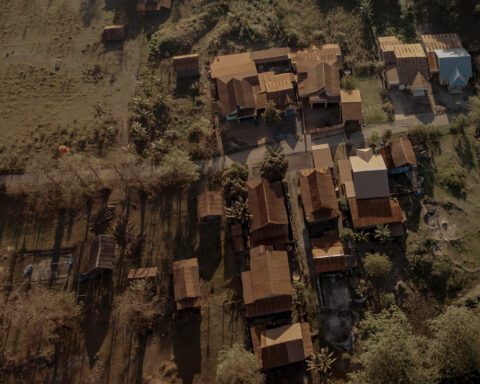 Pemandangan dari udara pemukiman warga di desa Papan Loe yang terdampak debu berwarna kemerahan dari industri smelter milik PT Huadi Nikel Group/Iqbal Lubis untuk Bollo.id