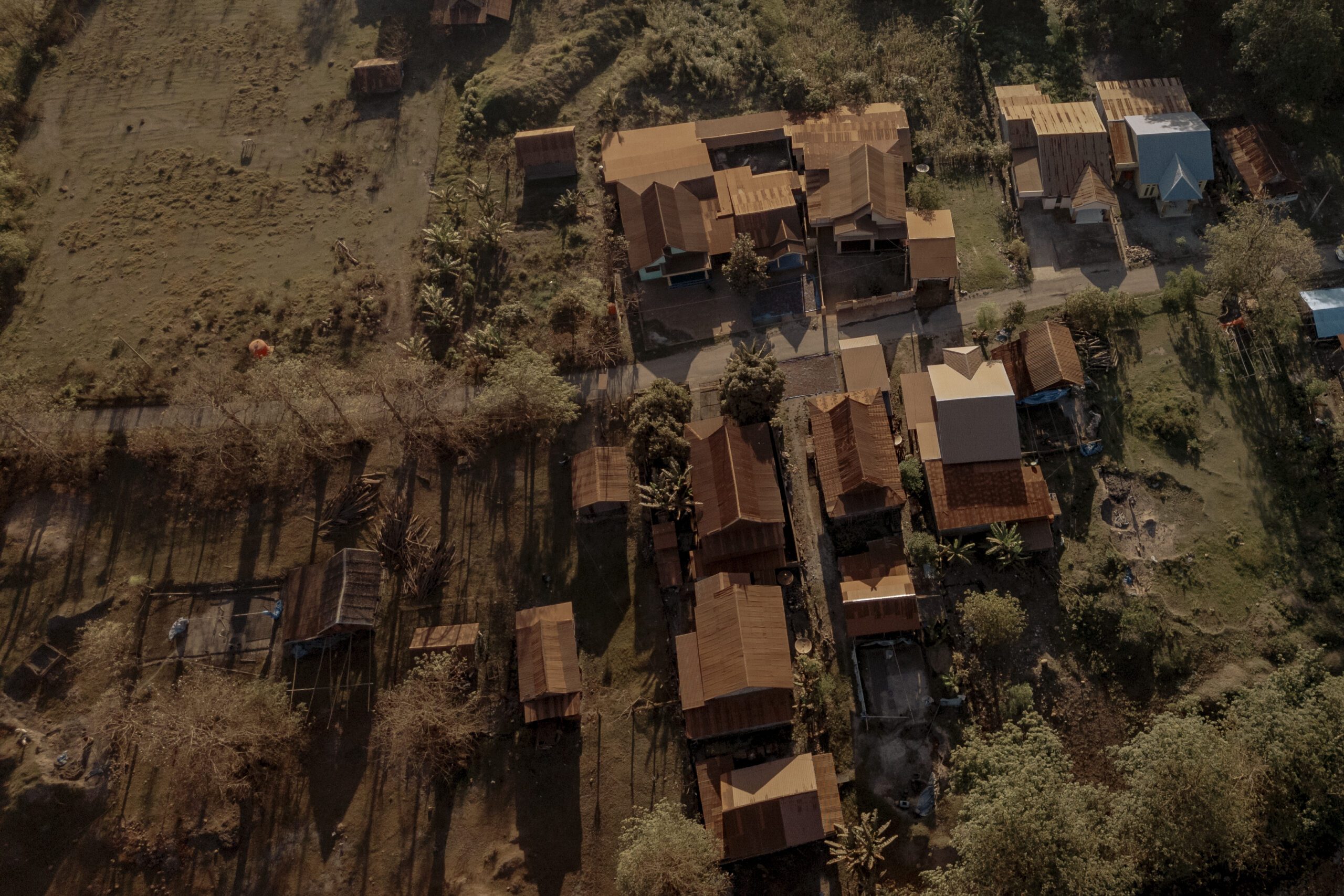 Pemandangan dari udara pemukiman warga di desa Papan Loe yang terdampak debu berwarna kemerahan dari industri smelter milik PT Huadi Nikel Group/Iqbal Lubis untuk Bollo.id