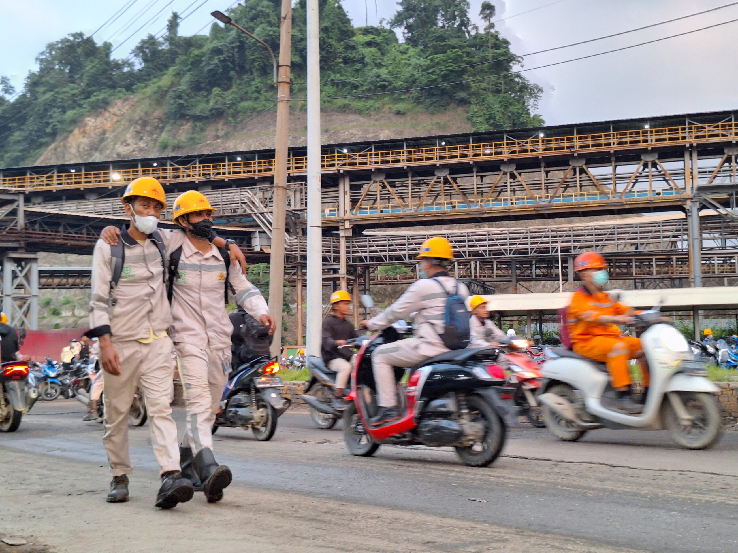 Ilustrasi/Buruh IMIP yang pulang dari bekerja/Foto: Aidil Bahar