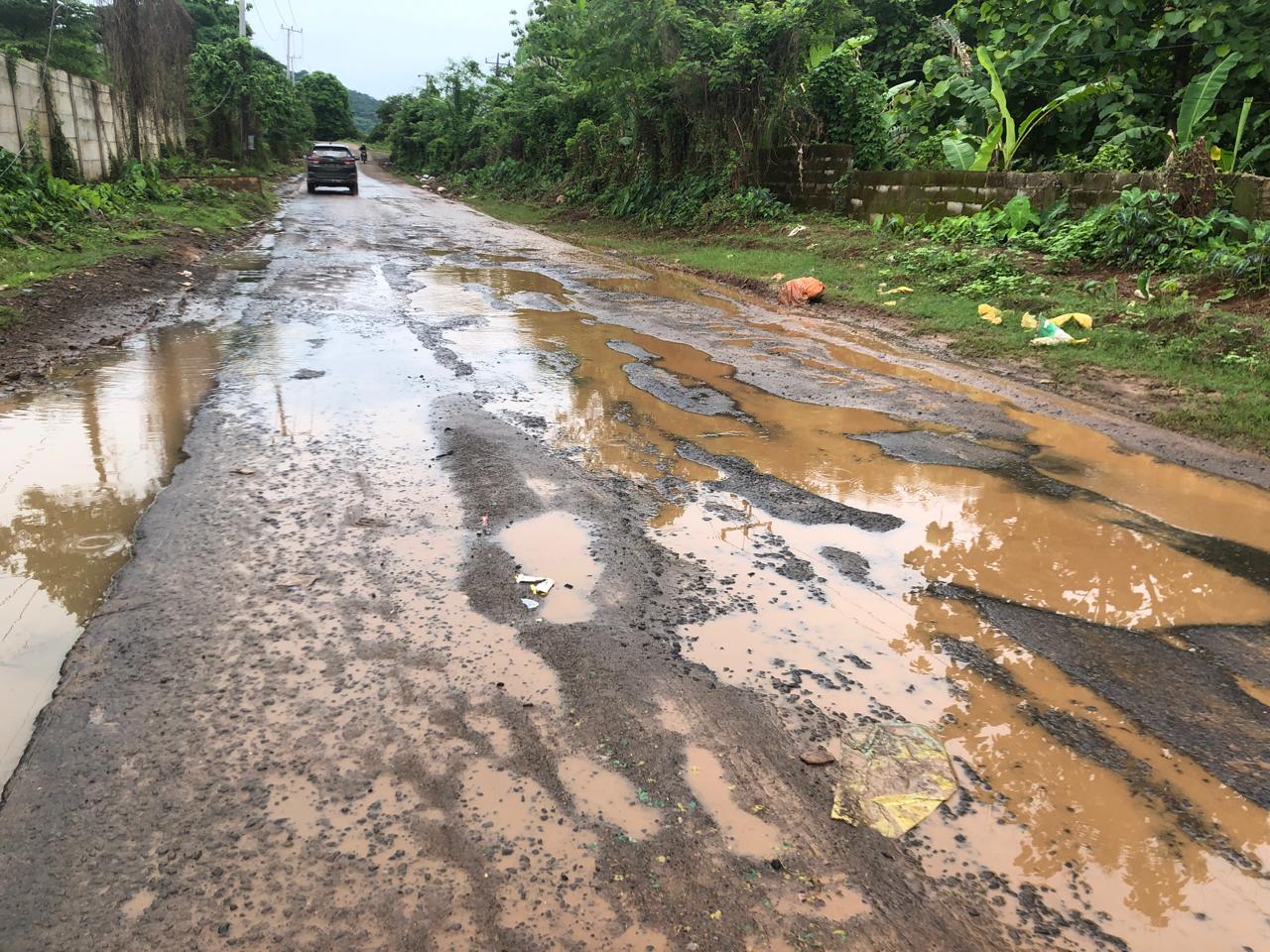 Potret jalan poros Moncongloe Bulu, Maros rusak dan tergenang air saat musim hujan/Bollo.id