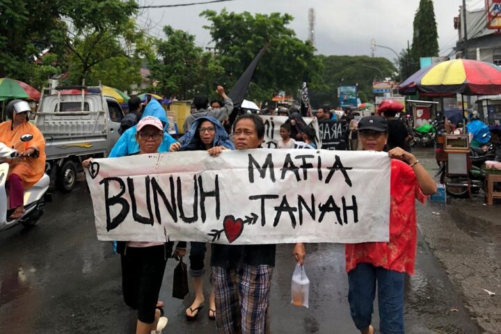 Warga Bara-baraya saat long march lawan penggusuran/Foto: Dwiki Luckianto Septiawan