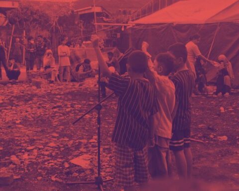 Dede (tengah) bersama teman-temannya saat tampil di Ruang Ceria Bara-baraya/Foto: Arya Nur Prianugraha