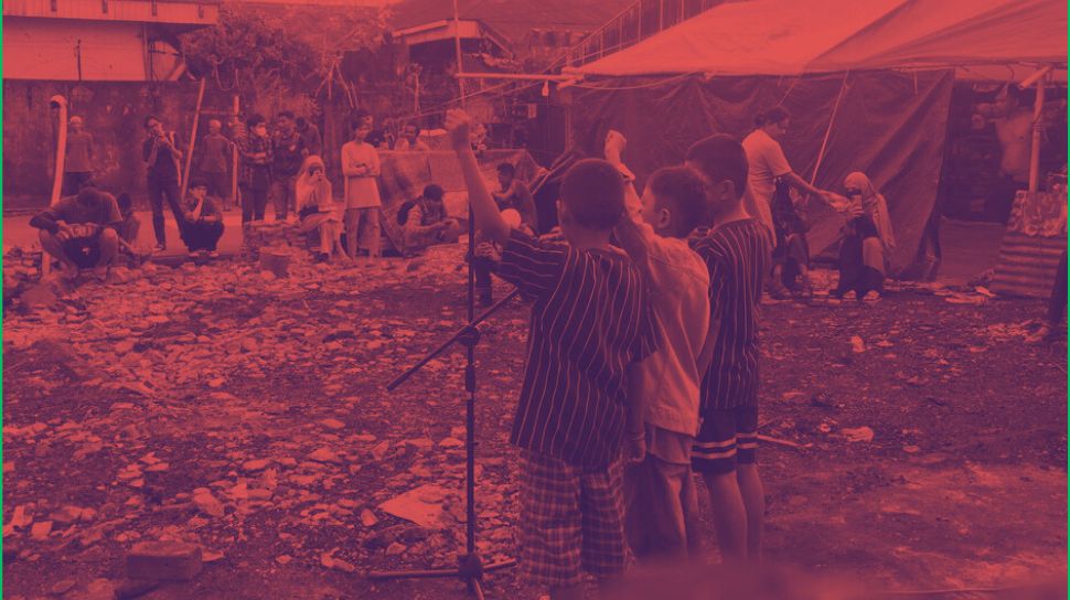 Dede (tengah) bersama teman-temannya saat tampil di Ruang Ceria Bara-baraya/Foto: Arya Nur Prianugraha