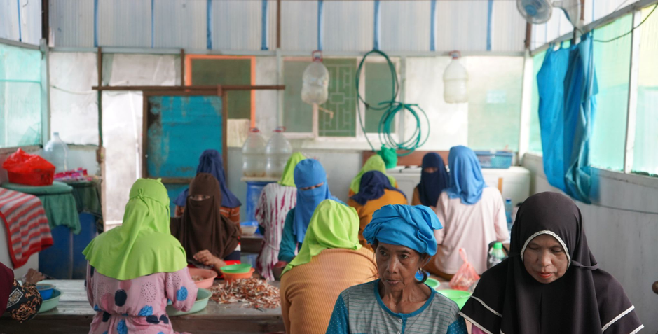 Suasana ruang kerja rumah pengupasan rajungan. Foto: M Rizaldi